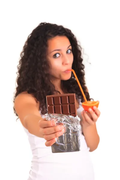 Junge Frau mit Orange und Schokolade in der Hand. isoliert über Weiß. i — Stockfoto