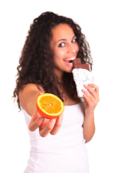 오렌지와 초콜릿을 들고 젊은 여자. 흰색 위에 절연. 난 — 스톡 사진