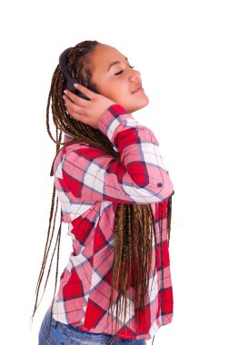 genç bir siyah kadın müzik dinle