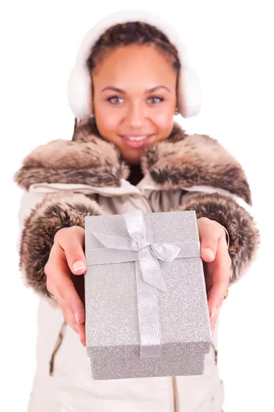 Bella donna con un regalo isolato sfondo — Foto Stock