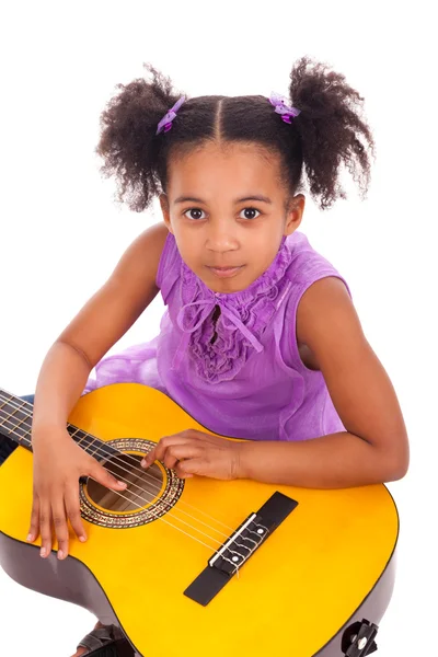 Νεαρό κορίτσι με κιθάρα σε άσπρο φόντο — Φωτογραφία Αρχείου