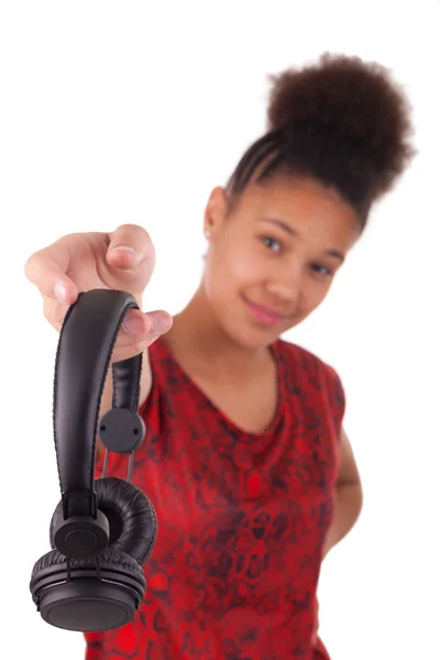Mujer joven afroamericana con auriculares —  Fotos de Stock