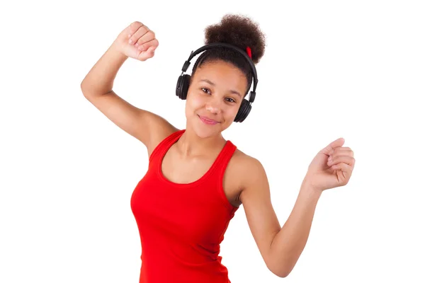 Jovem afro-americana menina ouvindo música — Fotografia de Stock