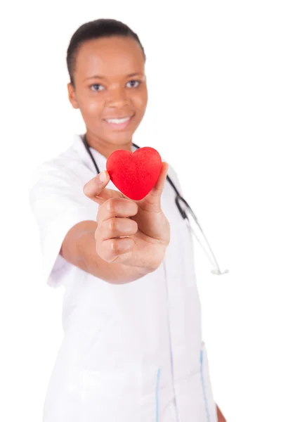 Νεαρή νοσοκόμα με την καρδιά στο χέρι — Φωτογραφία Αρχείου