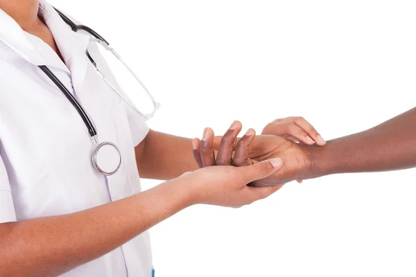 Africano americano mulher médico com paciente — Fotografia de Stock