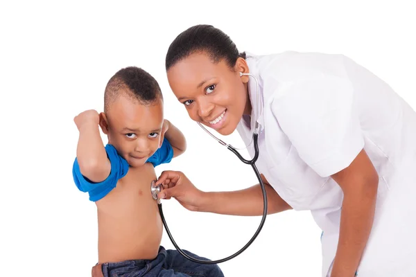 Αφρικανική αμερικανική γυναίκα γιατρό με παιδί — Φωτογραφία Αρχείου