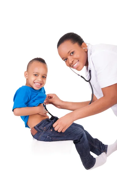 子を持つアフリカ系アメリカ人女性医師 — ストック写真
