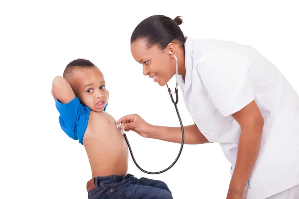 Africano americano mulher médico com criança — Fotografia de Stock