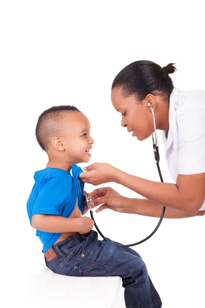 Femme afro-américaine médecin avec enfant — Photo