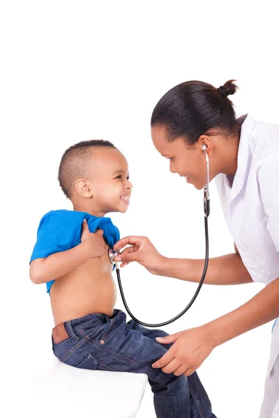 Mujer afroamericana doctora con niño —  Fotos de Stock