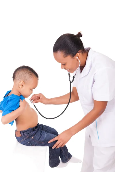 Mujer afroamericana doctora con niño —  Fotos de Stock