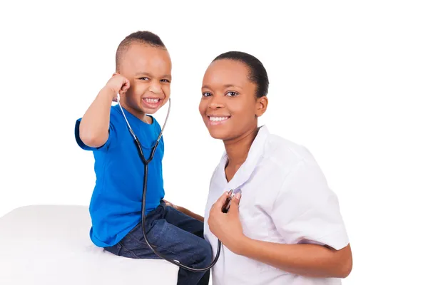 Femme afro-américaine médecin avec enfant — Photo