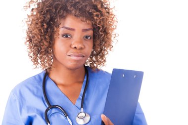 Beyaz arka plan üzerinde izole Afrikalı genç hemşire
