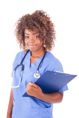 Beyaz arka plan üzerinde izole Afrikalı genç hemşire