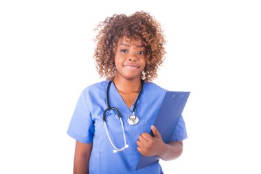 Beyaz arka plan üzerinde izole Afrikalı genç hemşire