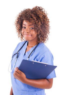 Beyaz arka plan üzerinde izole Afrikalı genç hemşire