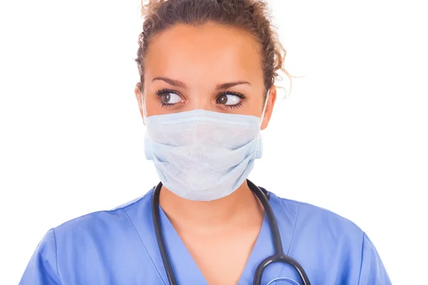 Jeune médecin avec masque et stéthoscope isolé sur fond blanc — Photo