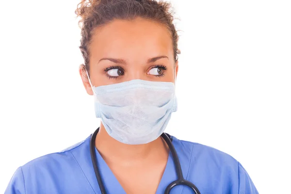 Jeune médecin avec masque et stéthoscope isolé sur fond blanc — Photo