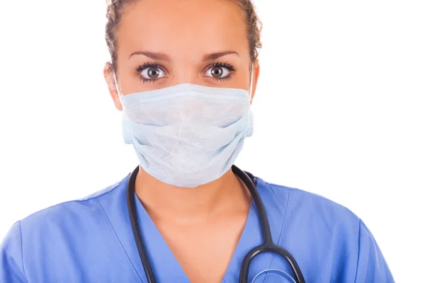 Médico jovem com máscara e estetoscópio isolado no backgro branco — Fotografia de Stock