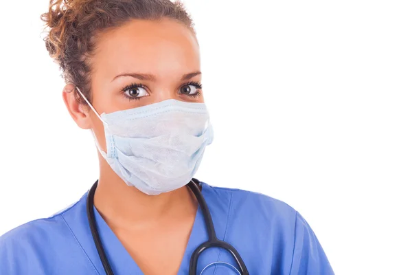 Mladý doktor s maskou a stetoskop izolovaných na bílém backgro — Stock fotografie