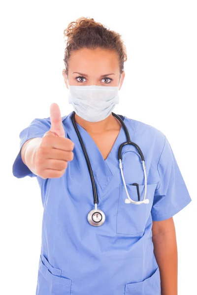 Giovane medico con maschera e stetoscopio isolato su dorso bianco — Foto Stock