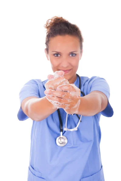 Giovane infermiera lavarsi le mani con sapone — Foto Stock
