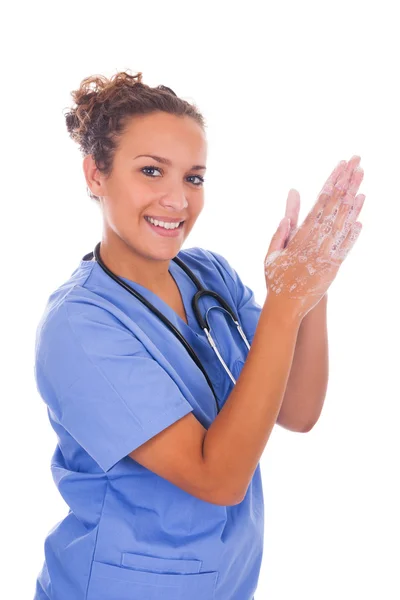 Jeune infirmière se lave les mains avec du savon — Photo