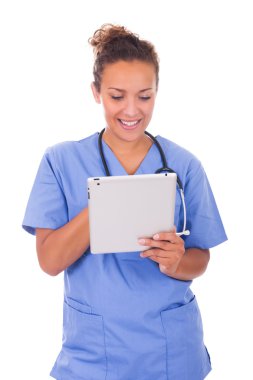 genç bir doktor stetoskop ve beyaz backg izole tablet