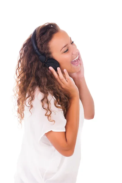 Mulher ouvindo música com fones de ouvido — Fotografia de Stock