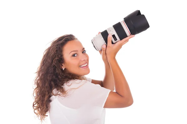 Красивая женщина профессиональный фотограф с объективом камеры — стоковое фото