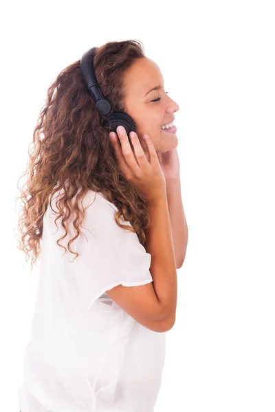 Vrouw die naar muziek luistert met een koptelefoon — Stockfoto