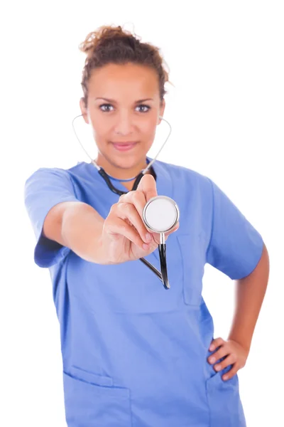 Giovane medico con stetoscopio isolato su sfondo bianco — Foto Stock
