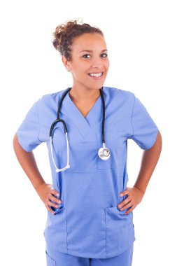 Steteskoplu genç doktor beyaz arka planda izole edilmiş.