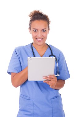 genç bir doktor stetoskop ve beyaz backg izole tablet