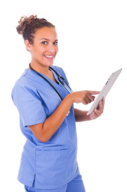 genç bir doktor stetoskop ve beyaz backg izole tablet