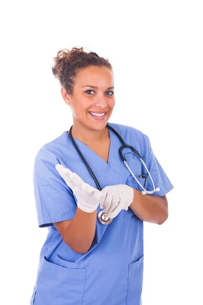Молодой доктор со стетоскопом в перчатках, изолированных на белой спине — стоковое фото