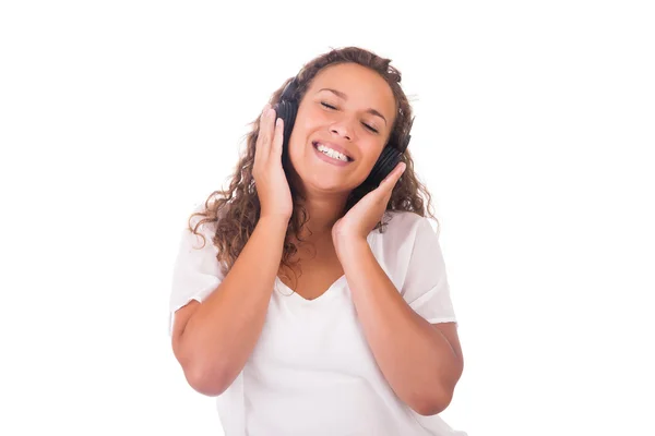 Mulher ouvindo música com fones de ouvido — Fotografia de Stock