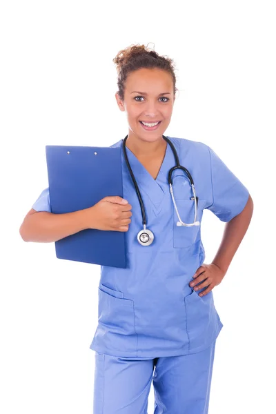 Giovane medico con stetoscopio isolato su sfondo bianco — Foto Stock