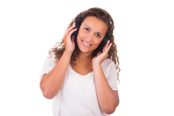 Mujer escuchando música con auriculares — Foto de Stock