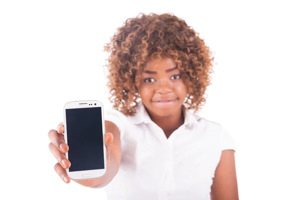 Porträtt av ung flicka med på telefon — Stockfoto