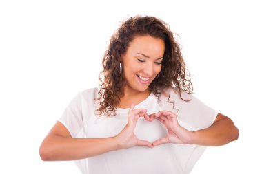 güzel genç kadın kalbi el ile yapma