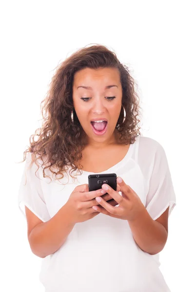 Mujer feliz mensajes de texto en su teléfono — Foto de Stock