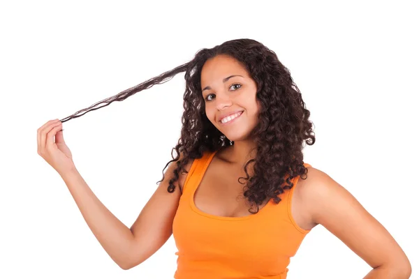 Jovem afro-americana com cabelo comprido — Fotografia de Stock