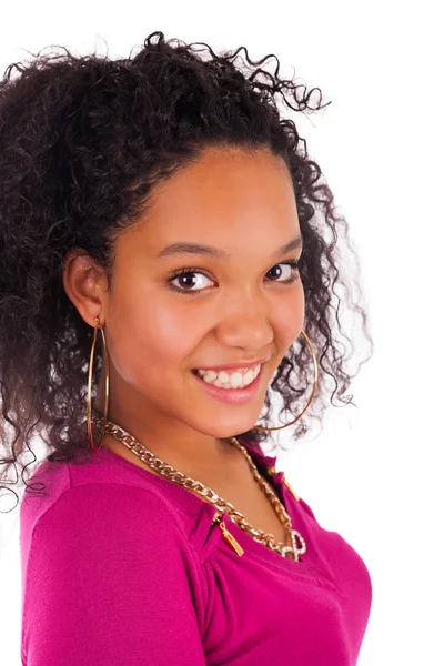 Afrikalı-Amerikalı genç kadın uzun saçlı