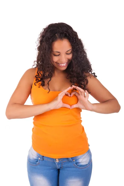 Joven mujer afroamericana haciendo un corazón con las manos —  Fotos de Stock