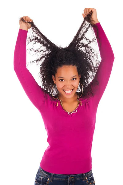 Junge Afroamerikanerin mit langen Haaren — Stockfoto