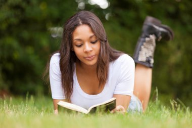 Afrikalı genç kadın açık havada güzel bir portresi