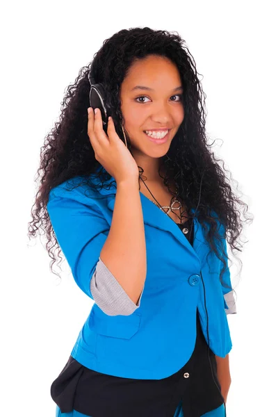 Retrato de una hermosa mujer negra con auriculares escuchando —  Fotos de Stock