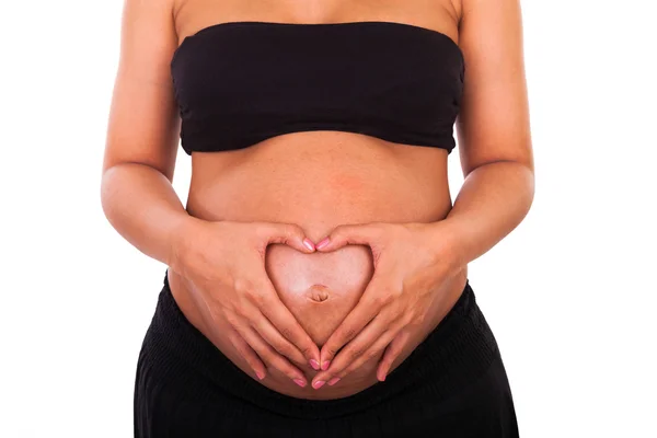 妊娠中のアフリカ系アメリカ人女性の腹に心を形成手します。 — ストック写真