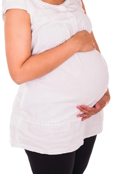 Jeune femme noire enceinte touchant son ventre — Photo